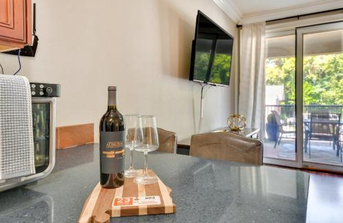 Auburn Apartment | Auburn Retreat with Balcony - Walk to Campus!