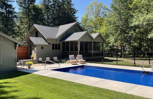 Harbert House | Aug 3 nt min10 Priv acres trails Heated Pool Pickle Ball Ping Pong FirePit