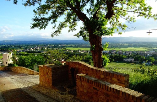 Spello Apartment | Augustus - Hilltop Medieval Escape with Panoramic View