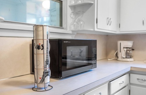 Rigby House | Aunt Mary's House 2-bedroom house with WiFi and window AC in delightful Rigby