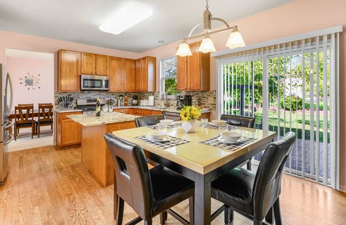 Fox Valley House | Aurora/Naperville - Classy, Spacious Family Home!