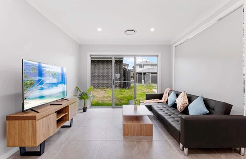 Austral House | Austral Brand New 3Br House with WiFi & Parking