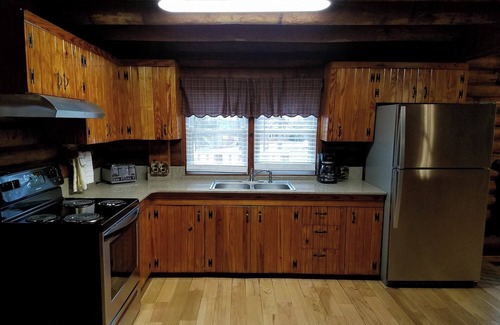 Mountain Home Apartment | Authentic Log Cabin in the Southern Ozark Mountains with hot tub