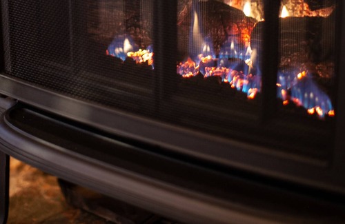 Carlton Cabin | Authentic log cabin with cozy fireplace nestled in the woods