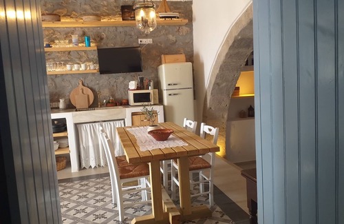 Plaka House | Authentic traditional cycladic house in Plaka