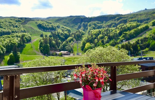 Besse-et-Saint-Anastaise Apartment | Auvergne bretagne Gite LE CARIBOU SUPER BESSE Lake swimming pool beach hiking