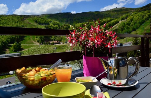Besse-et-Saint-Anastaise Apartment | Auvergne bretagne Gite LE CARIBOU SUPER BESSE Lake swimming pool beach hiking
