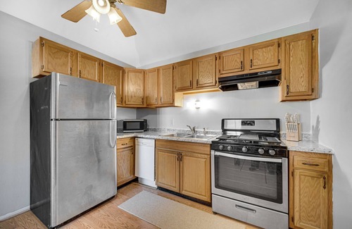 Crown Point Apartment | AVAIL 12/22 - 2 bed/1 bath APT downtown Crown Point