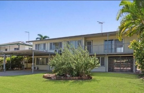 Cranbrook House | AVAIL 3MTH Private, backyard, pool all inclusive