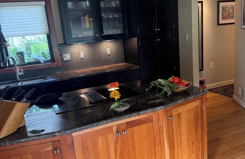 Homewood House | Available for Commissioning Week and Boat shows. Heated Pool and great backyard