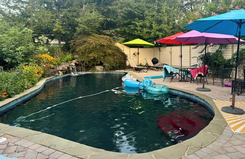 Homewood House | Available for Commissioning Week and Boat shows. Heated Pool and great backyard