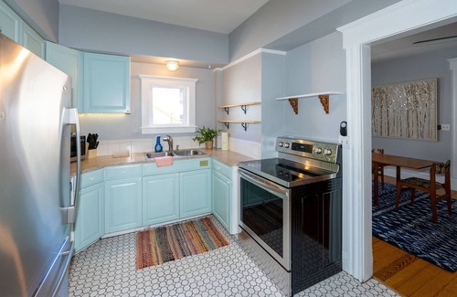 Mapleton Hill Apartment | Available from now until Aug 18th. Walk to Pearl St, Central AC