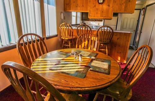 Island Park Condo | AVAILABLE JULY 25th -July 27th leave the 28th