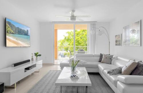 Aventura House | Aventura Mall Apt with Pool a Tennis Court and Free parking