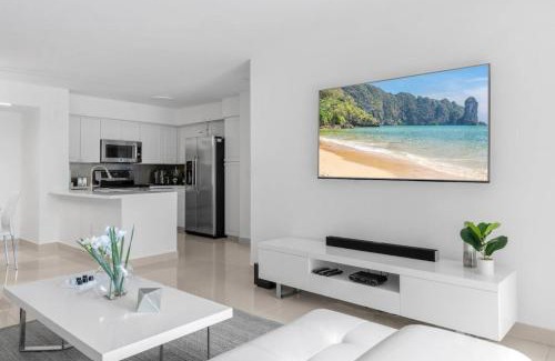 Aventura House | Aventura Mall Apt with Pool a Tennis Court and Free parking