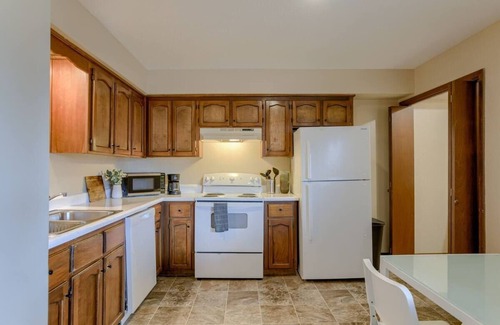 Mount Moriah House | Aviator's Lounge 2BR 1Bath WiFi Close to Airport 1