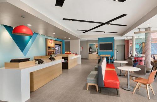 Des Plaines Hotel | avid hotels - Chicago O Hare - Des Plaines