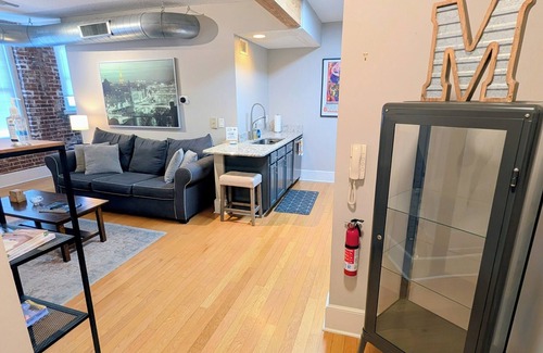 Downtown Memphis Condo | Awesome 1BR downtown condo near EVERYTHING!