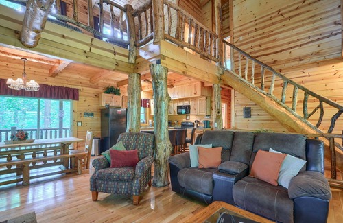 Logan Cabin | Awesome 5 br lodge just minutes from Old Man's Cave!