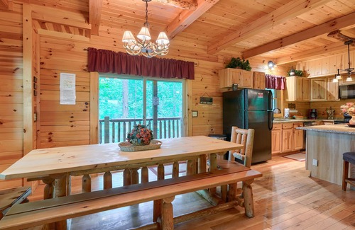 Logan Cabin | Awesome 5 br lodge just minutes from Old Man's Cave!