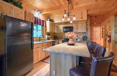 Logan Cabin | Awesome 5 br lodge just minutes from Old Man's Cave!