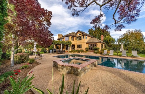 Healdsburg House | Awesome Hilltop Views, Pool, Vineyards, Olive Trees, 5 mins to Healdsburg