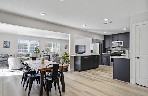 Citrus Heights House | Awesome Home * POOL * 3 King Beds * 65" TV * BBQ