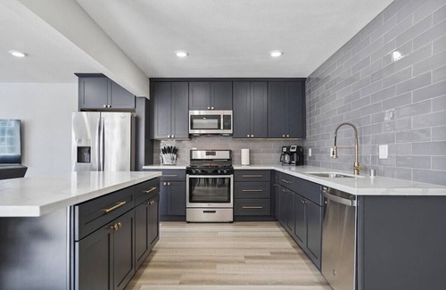 Citrus Heights House | Awesome Home * POOL * 3 King Beds * 65" TV * BBQ