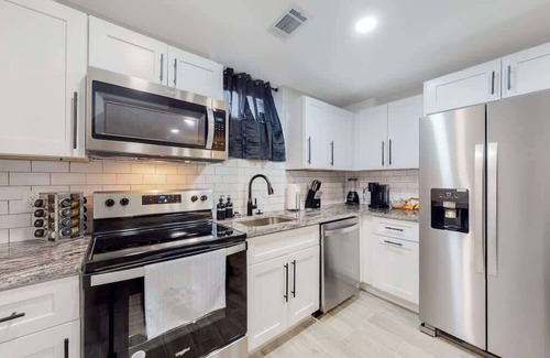 Twin Lakes House | Awesome Two King Bed Lower Close to all in Denver