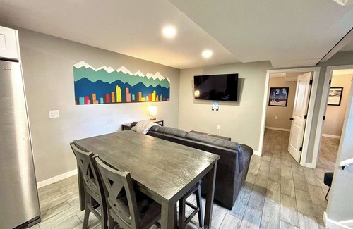 Twin Lakes House | Awesome Two King Bed Lower Close to all in Denver