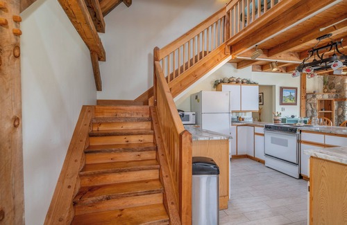 Sunday River Area Cabin | Awesome Views! 3 minute drive to the Sunday River liftsnSleeps 8