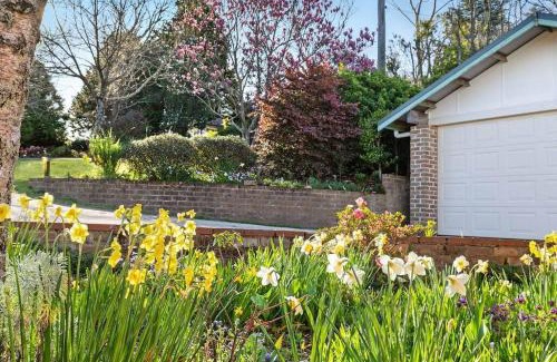 Wentworth Falls House | Azimuth - Spacious Family Retreat with City Views