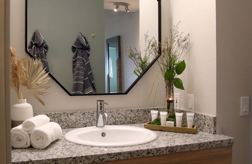 Desert Hot Springs Hotel | Azure Palm Hot Springs