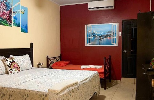 Coxen Hole Apartment | B. Aparts Hotel