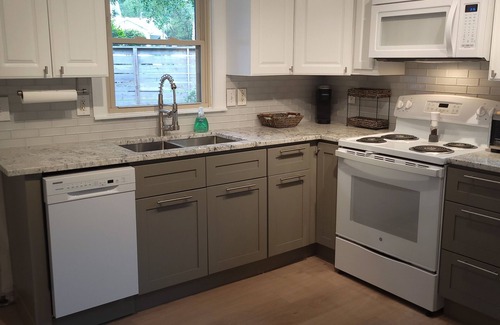 West Ashley Apartment | B-Charleston Gem- 4 miles to Downtown Charleston and Close To All Areas!