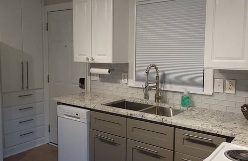 West Ashley Apartment | B-Charleston Gem- 4 miles to Downtown Charleston and Close To All Areas!