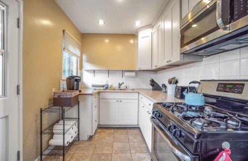 South Redondo Apartment | #B Updated 2 bed, 1 block to Beach, Esplanade, Riviera Village shopping!