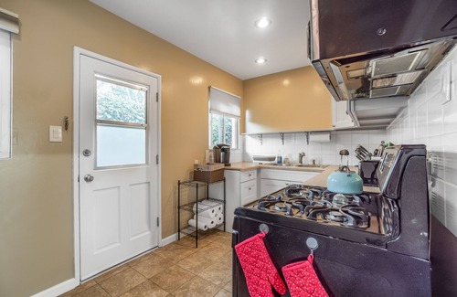 South Redondo Apartment | #B Updated 2 bed, 1 block to Beach, Esplanade, Riviera Village shopping!