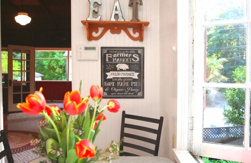 Guerneville House | Back in the Day! Redwoods! Walk to River!! BBQ Grill! Fast WiFi!! Dog Friendly!