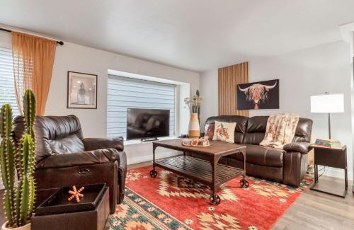 Arvada House | Backyard BBQ Retreat: Central 3bd - Prime Location
