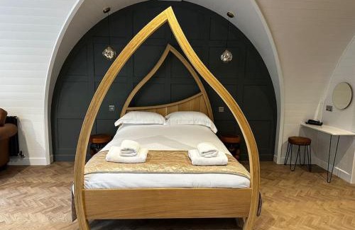 Storwood House | Badger at Owlet Hideaway - with Hot Tub, near York