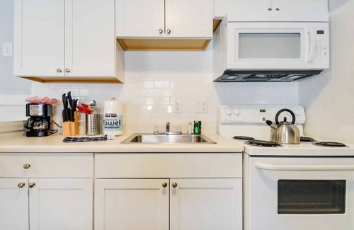 Atlantic Beach House | Bailey's Beach Cottage Unit 2