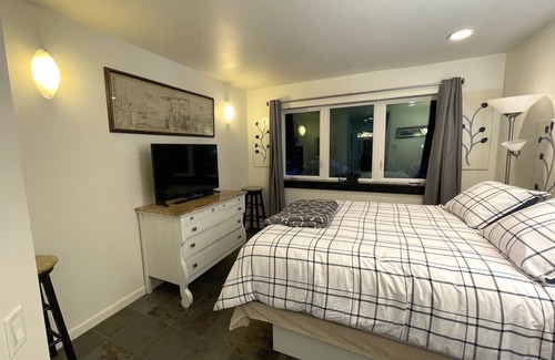 Juneau Cabin | Baked Alaska-Near Mendenhall Glacier and Auke Bay Offering DISCOUNT ON TOURS!