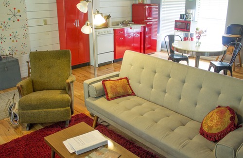 Saint Joe Apartment | Baker Ford Apartment - Cheerful vintage 1 bedroom