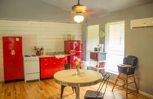 Saint Joe Apartment | Baker Ford Apartment - Cheerful vintage 1 bedroom