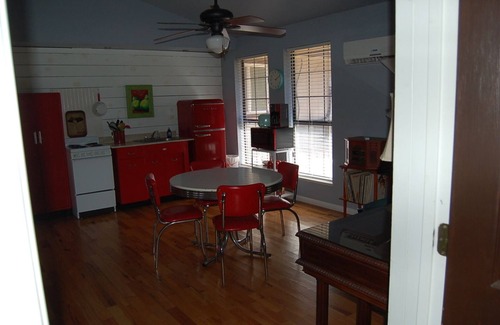 Saint Joe Apartment | Baker Ford Apartment - Cheerful vintage 1 bedroom