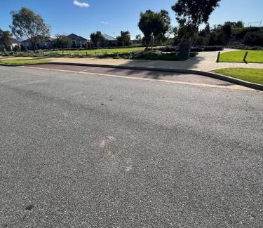 Baldivis House | Baldivis Home Close to IGA, CAFE, Restaurants, 15 mins to beach