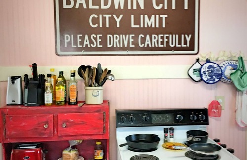 Baldwin City House | Baldwin House with the Peach Floor