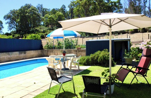 Balingup Apartment | Balingup Camellia Suite - Marian Ponds. Beautiful gardens and swimming poolnn