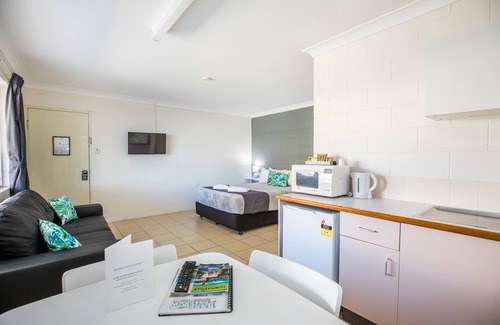 Rosslea Hotel | Banjo Paterson Motor Inn